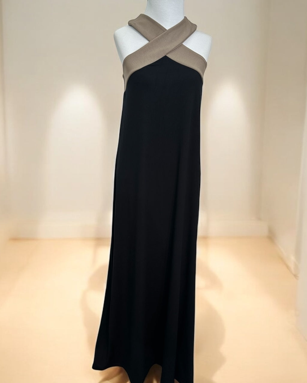 Vestido longo preto com decote estilo halter e faixa cruzada bege claro