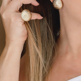 Brinco Emma Gold dourado com esfera texturizada, formato disco