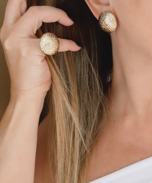 Brinco Emma Gold dourado com esfera texturizada, formato disco