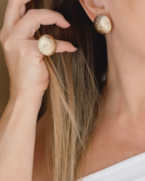 Brinco Emma Gold dourado com esfera texturizada, formato disco