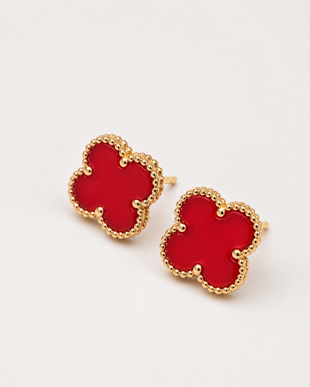 Brincos em trevo vermelho com detalhes dourados
