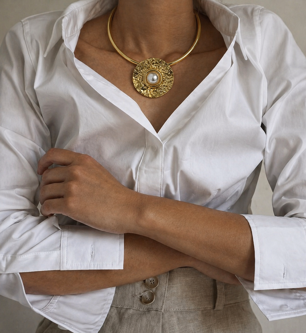 Colar dourado tipo choker com pingente redondo dourado e pérola branca