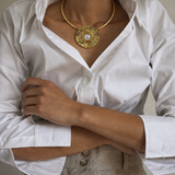 Colar dourado tipo choker com pingente redondo dourado e pérola branca