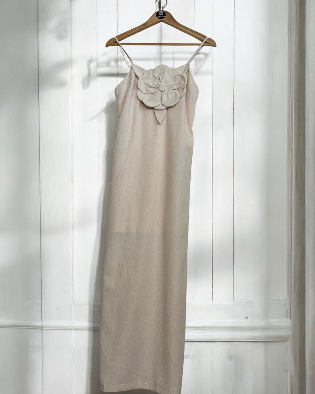 Vestido Aurora areia, alças finas e aplique de flor 3D no busto