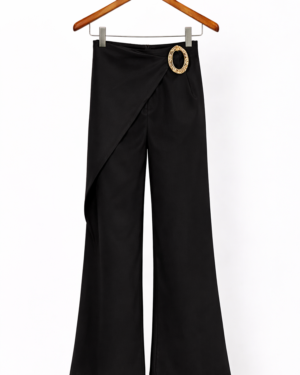 Calça preta pantalona com cós transpassado e argola dourada na parte frontal