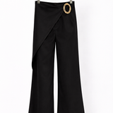 Calça preta pantalona com cós transpassado e argola dourada na parte frontal