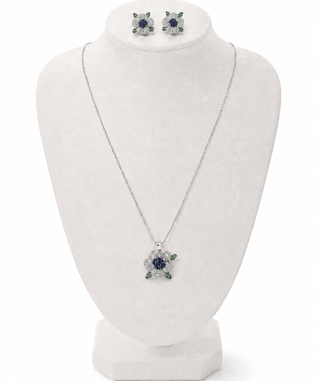 Conjunto de colar e brinco Begônia prateado com pingente de flor azul e detalhes verdes
