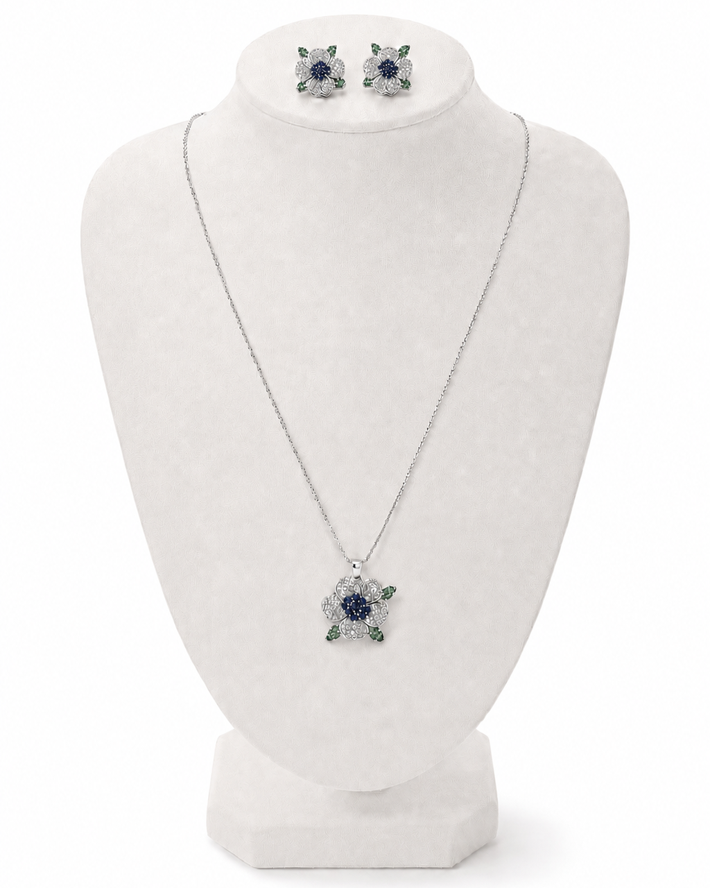 Conjunto de colar e brinco Begônia prateado com pingente de flor azul e detalhes verdes