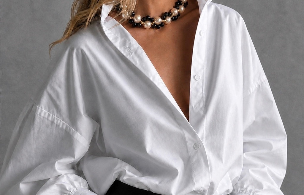 Colar tipo choker com pérolas e contas escuras, com acabamento brilhante