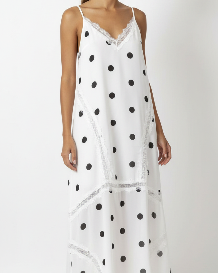 Vestido amplo branco com poá preto, decote V e acabamento rendado