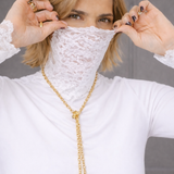 Tricô branco canelado de gola alta com renda e mangas longas