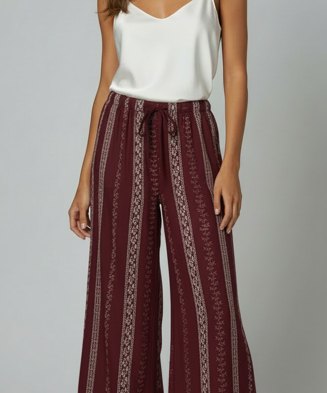 Calça pantalona vinho com estampa vertical e cós ajustável por cordão