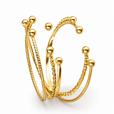 Conjunto de pulseiras douradas com esferas e correntes finas