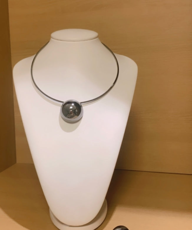 Colar com cordão preto e pingente esférico prateado com aro