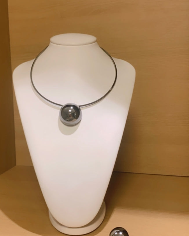Colar com cordão preto e pingente esférico prateado com aro
