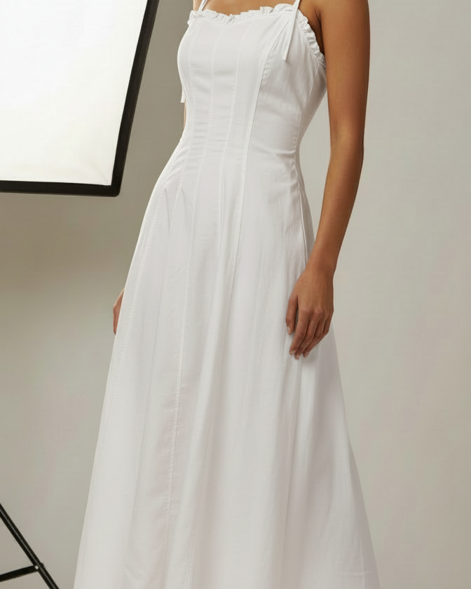 Vestido Monica branco midi, alças finas e acabamento plissado na parte superior