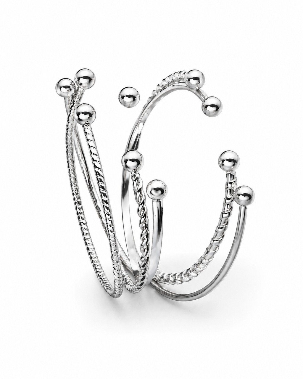 Conjunto de pulseiras prateadas com esferas e correntes finas