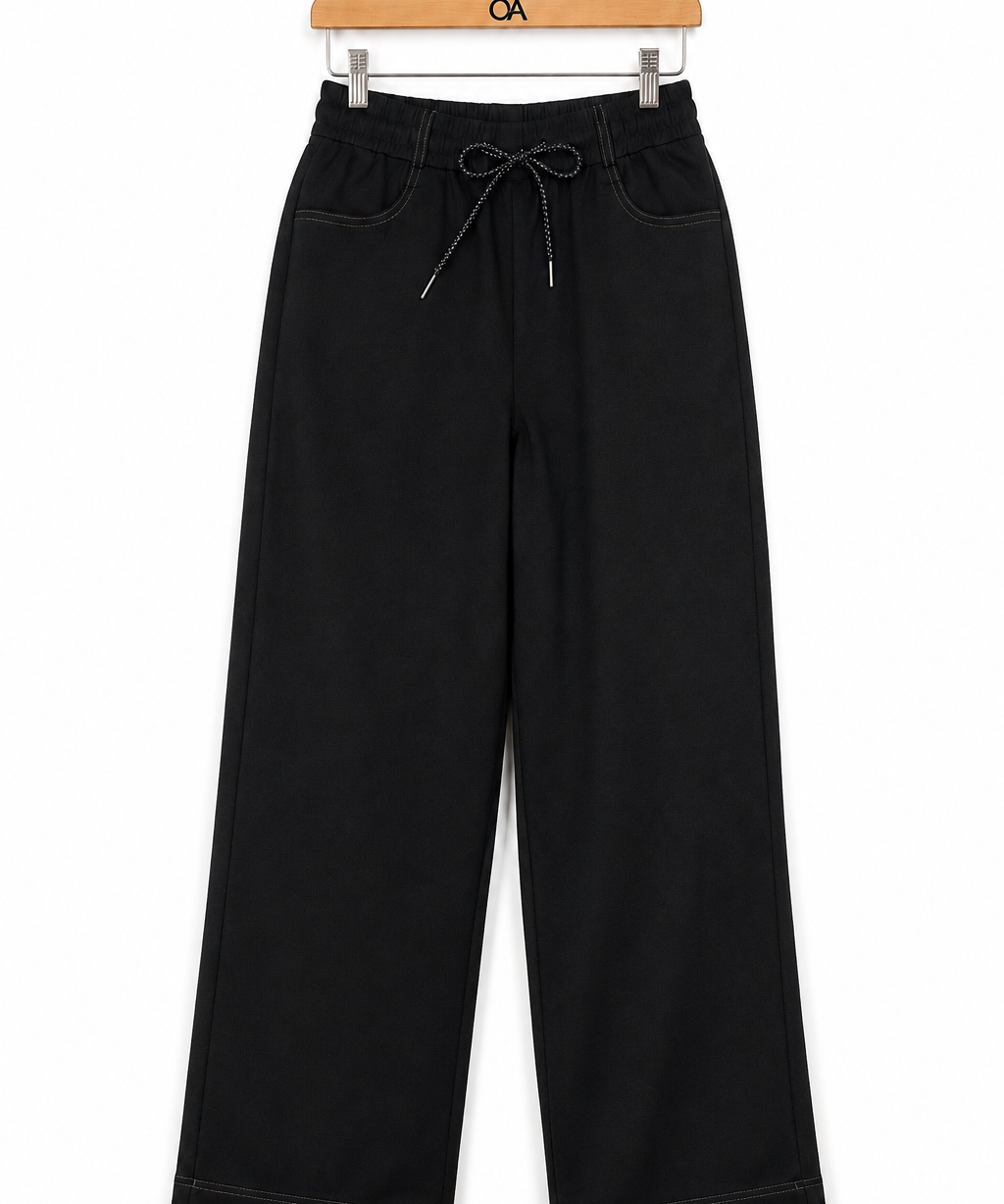 Calça jeans preta ampla com cordão na cintura e barra larga