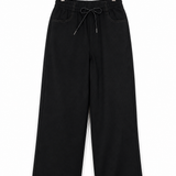 Calça jeans preta ampla com cordão na cintura e barra larga