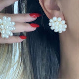 Anel Rafaela nº 15 com flor de pérolas brancas e pequenos detalhes metálicos