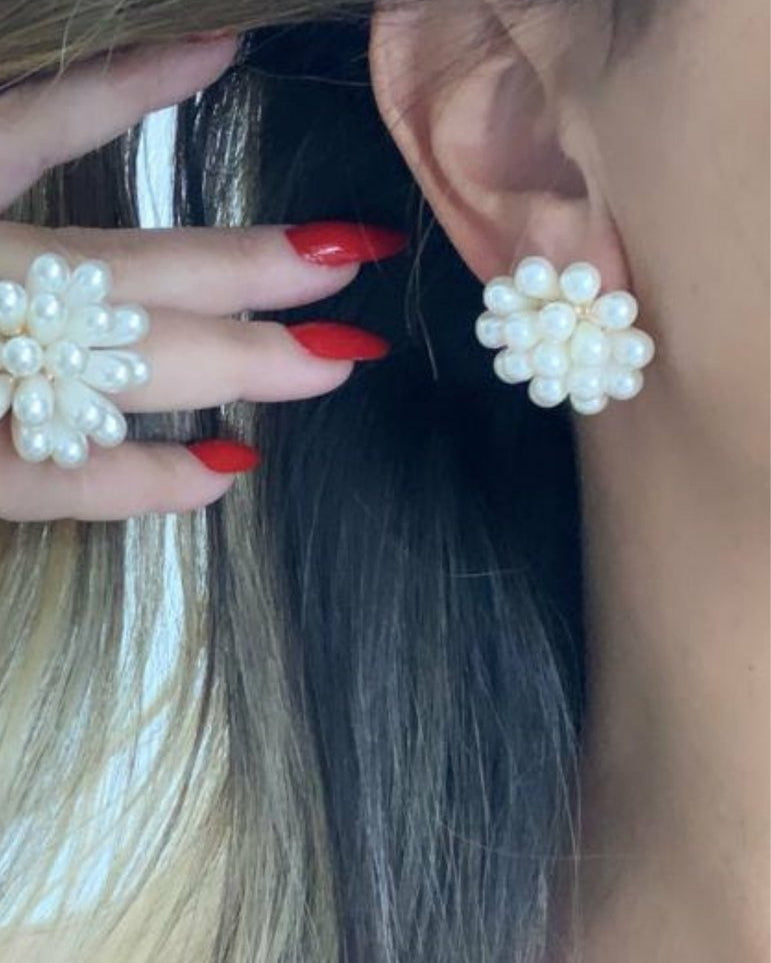 Anel Rafaela nº 15 com flor de pérolas brancas e pequenos detalhes metálicos