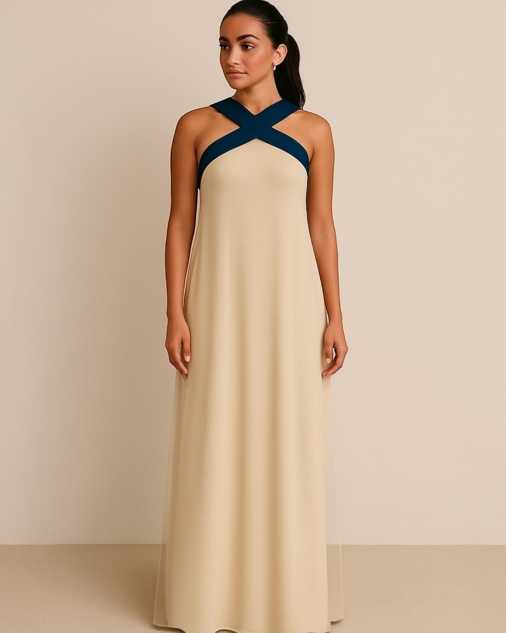 Vestido longo areia com alças cruzadas na frente e decote halter azul-marinho