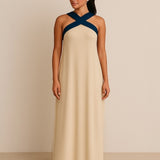 Vestido longo areia com alças cruzadas na frente e decote halter azul-marinho