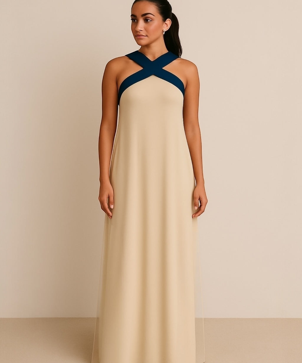 Vestido longo bege com alças cruzadas pretas e decote halter