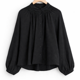 Blusa preta com frente abotoada, gola franzida e punhos elásticos