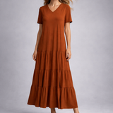 Vestido longo caramelo queimado com decote V, manga curta e babados na barra
