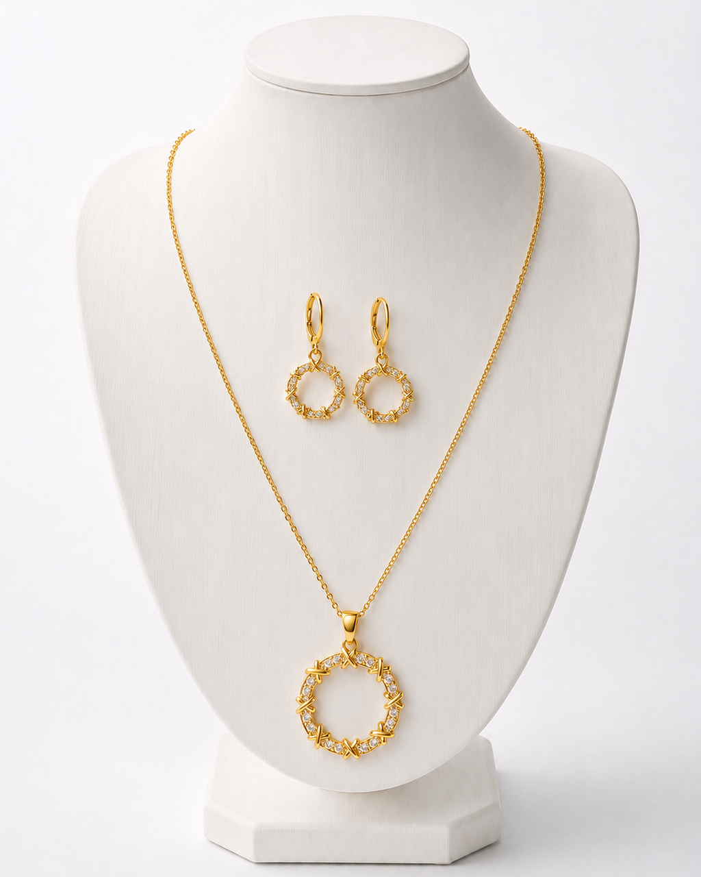 Conjunto de colar e brinco dourados, corrente fina e pingente oval com aro