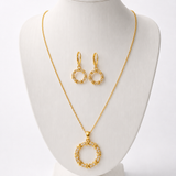Conjunto de colar e brinco dourados, corrente fina e pingente oval com aro