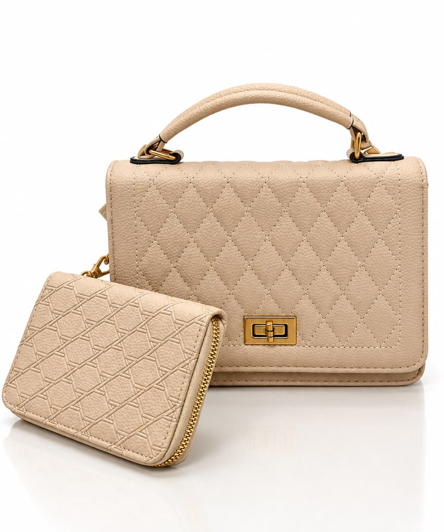 Bolsa de mão bege com textura matelassê, alça curta, fecho e mini bolsa com zíper
