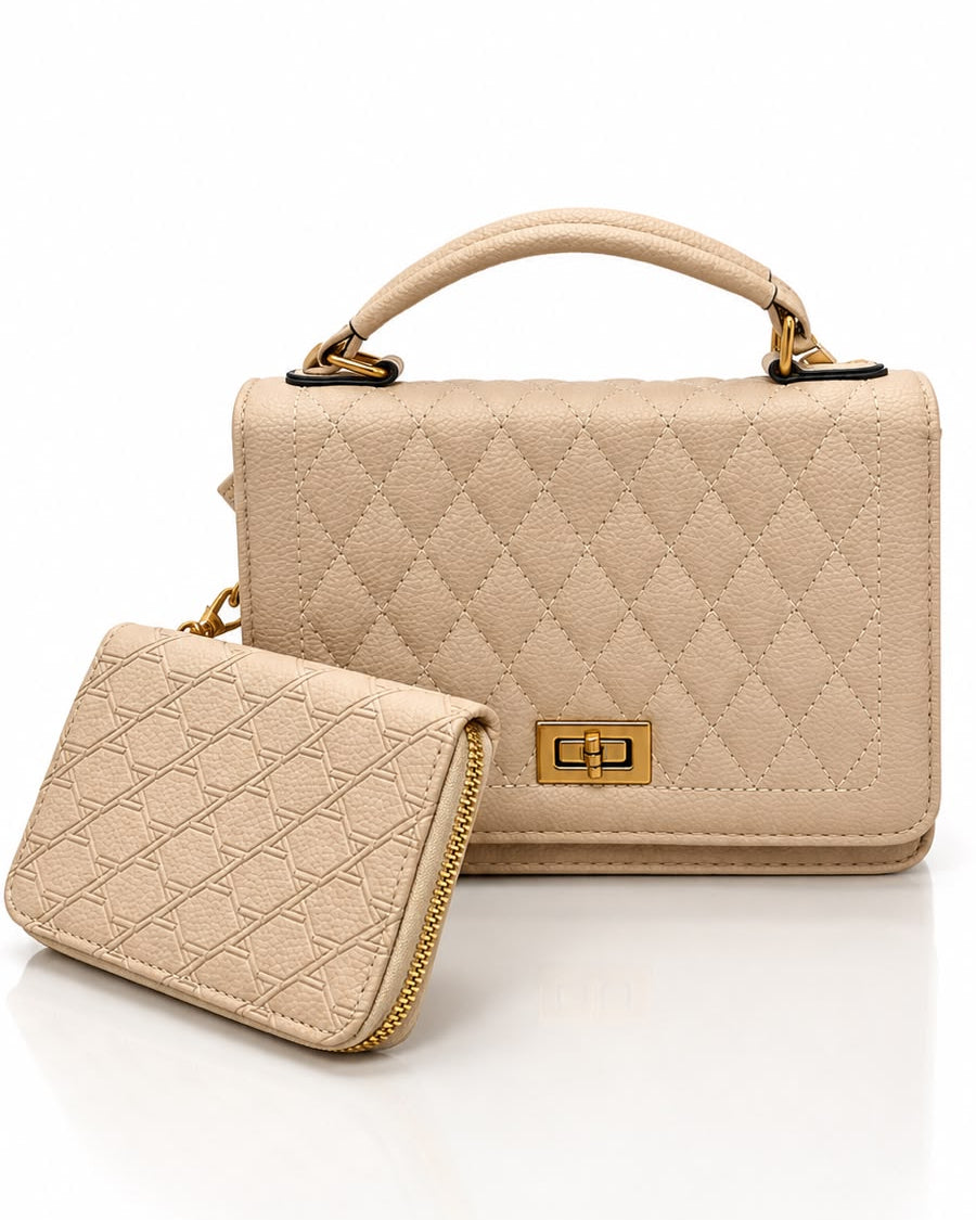 Bolsa de mão bege com textura matelassê, alça curta, fecho e mini bolsa com zíper