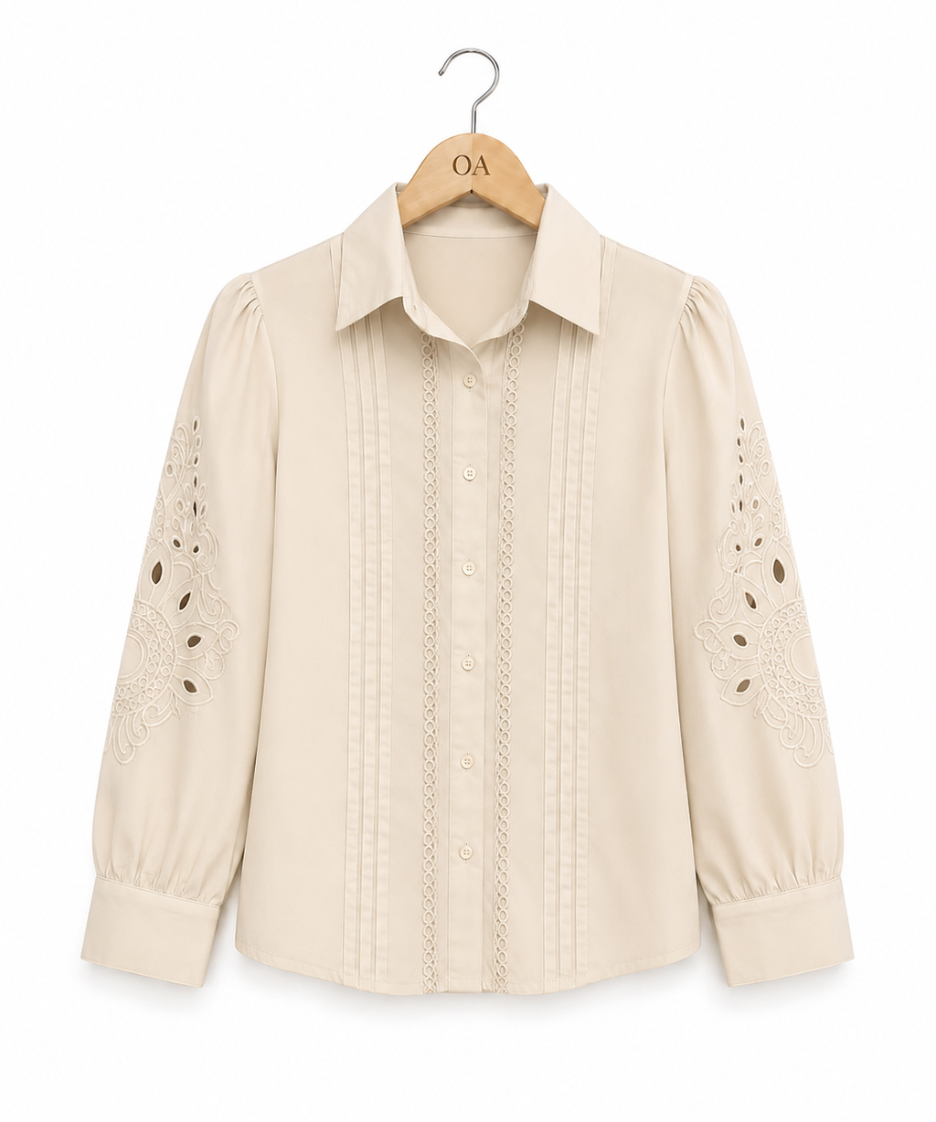 Camisa creme com botões, bordado vertical central e recortes florais nas mangas
