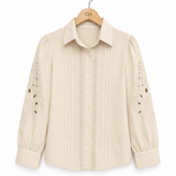 Camisa creme com botões e bordado vertical, mangas com aplicações vazadas