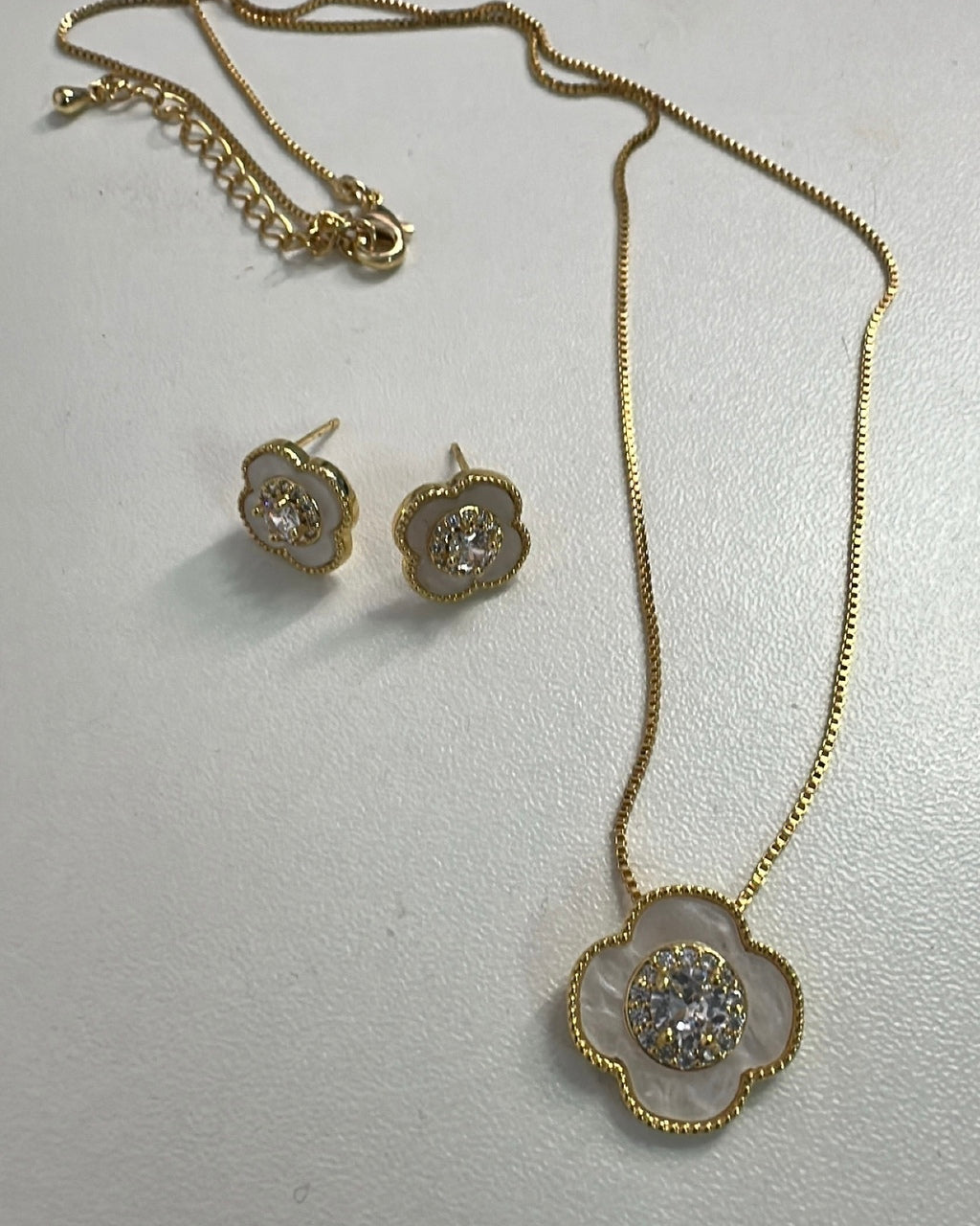 Conjunto Lisbela: colar e brincos dourados com pingente flor e pedras