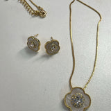 Conjunto Lisbela: colar e brincos dourados com pingente flor e pedras