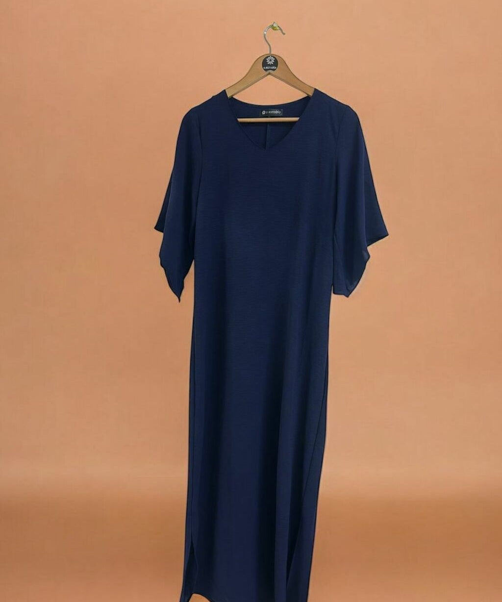 Vestido longo marinho com decote V e mangas amplas soltas.