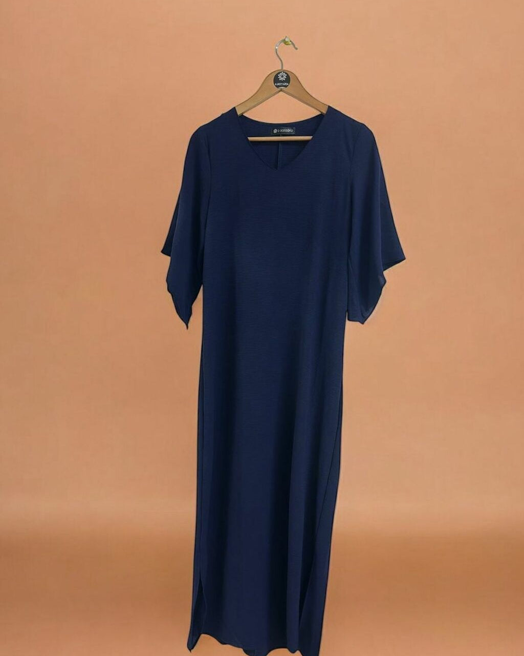 Vestido longo marinho com decote V e mangas amplas soltas.