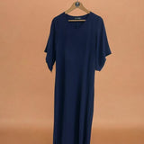 Vestido longo marinho com decote V e mangas amplas soltas.