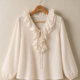Blusa off white com babados na gola e faixa amarrada, mangas volumosas