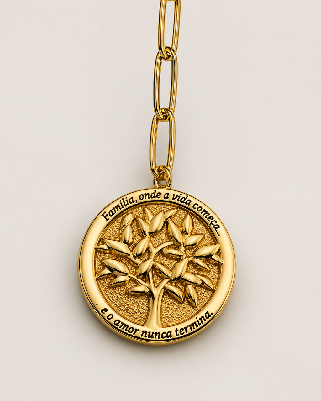 Colar dourado com pingente redondo da árvore da vida com inscrição ao redor