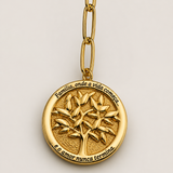 Colar dourado com pingente redondo da árvore da vida com inscrição ao redor