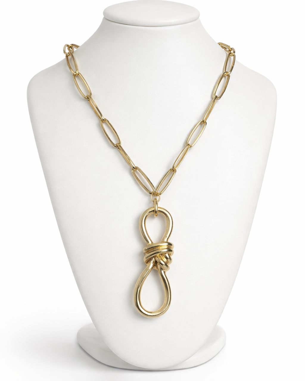 Colar dourado com corrente de elos e pingente oval com nó