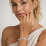 Pulseira Riviera Lux com elos finos e pedras redondas brilhantes no pulso