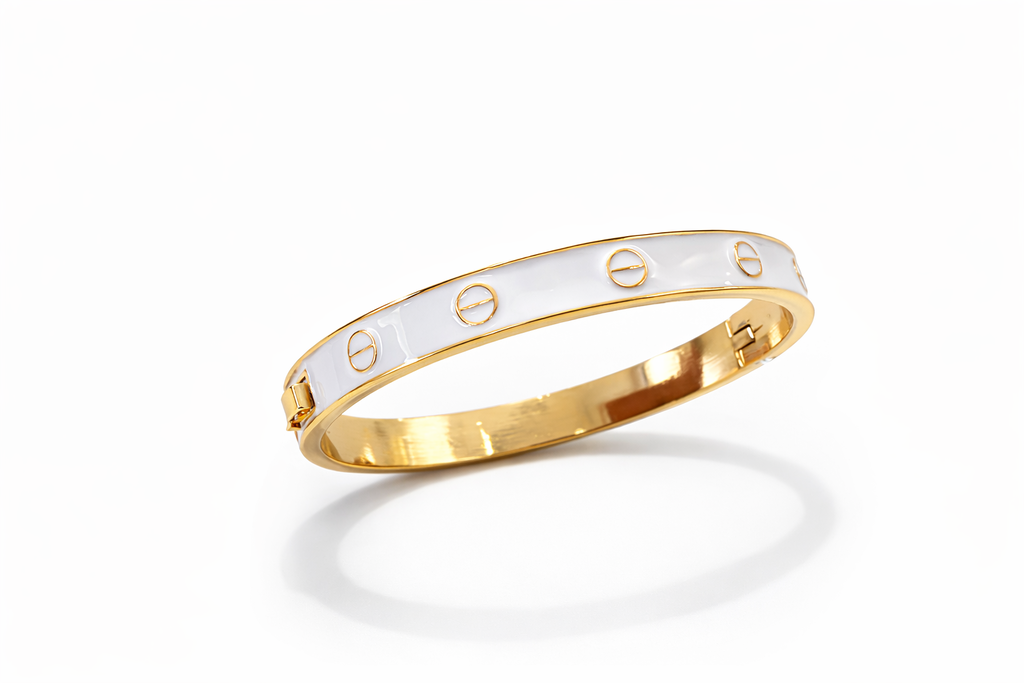 Pulseira Carti em metal dourado com base clara e detalhes circulares vazados