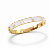 Pulseira Carti em metal dourado com base clara e detalhes circulares vazados