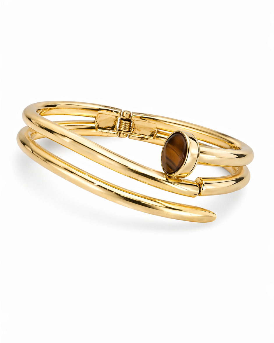 Pulseira tripla dourada com pingente oval escuro e fecho quadrado