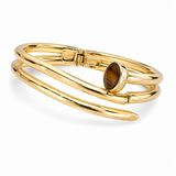 Pulseira tripla dourada com pingente oval escuro e fecho quadrado